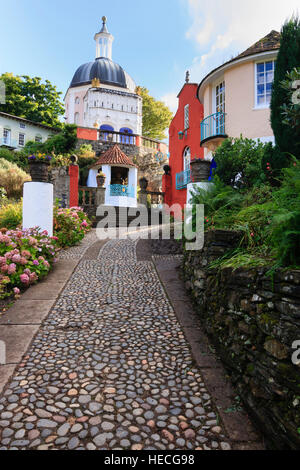 Vue d'une rue pavée, dans le village de Portmeirion, au nord du Pays de Galles Banque D'Images