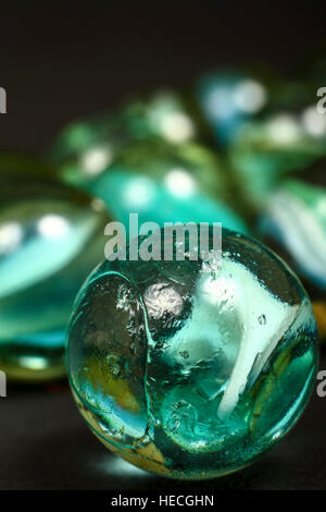 Close up of green toy billes de verre isolé sur un fond noir Banque D'Images