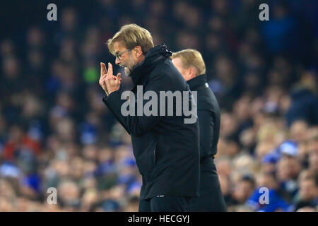 Manager de Liverpool Jurgen Klopp réagit sur la ligne de touche lors de la Premier League match à Goodison Park, Liverpool. Banque D'Images