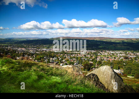 Vue paysage regardant vers la ville de Ilkley sur une chaude journée ensoleillée pris de Ilkley moor Yorkshire Angleterre UK Banque D'Images