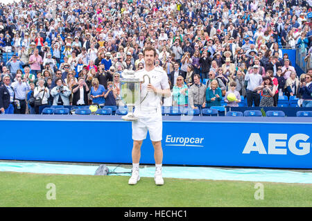 Londres, Royaume-Uni. 19 Juin, 2016. Andy Murray (SCO) remporte l'ATP World Tour 500 AEGON Championships à Queen's Club pour la cinquième fois, après avoir battu Milos Raonic (CAN) dans la finale. Il est le premier joueur de l'histoire à remporter cinq fois pour la Reine. © Alberto Pezzali/Pacific Press/Alamy Live News Banque D'Images