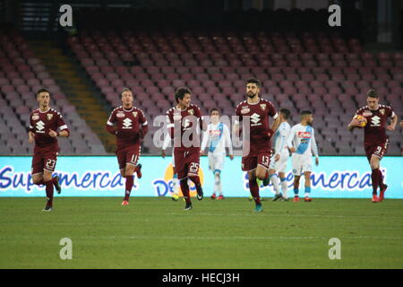 Napoli, Italie. Dec 18, 2016. L'exultation : afin de G à D : Antonio Barreca, Maxi López, Saša Lukic, Luca Rossettini, Andrea Belotti.(Turin (Torino) F.C.) en action lors d'un match de football entre SSC Naples et Turin C.F. au stade San Paolo de Naples .résultat final Napoli vs Torino F.C. 5-3 © Salvatore Esposito/Pacific Press/Alamy Live News Banque D'Images