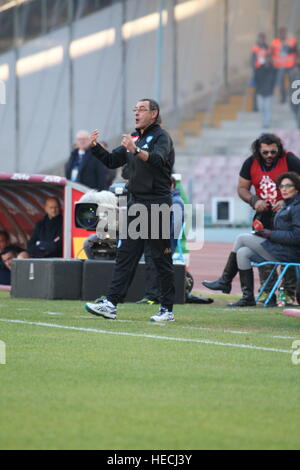 Napoli, Italie. Dec 18, 2016. Maurizio Sarri, entraîneur de football de SSC Napoli . en action lors d'un match de football entre SSC Naples et Turin C.F. au stade San Paolo de Naples .résultat final Napoli vs Torino F.C. 5-3 © Salvatore Esposito/Pacific Press/Alamy Live News Banque D'Images