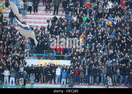 Napoli, Italie. Dec 18, 2016. Les partisans du SCC Naples en action lors d'un match de football entre SSC Naples et Turin C.F. au stade San Paolo de Naples .résultat final Napoli vs Torino F.C. 5-3 © Salvatore Esposito/Pacific Press/Alamy Live News Banque D'Images