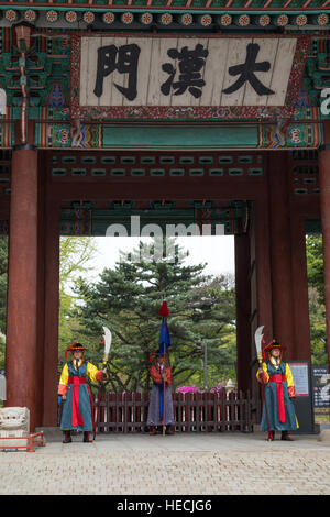 Trois gardes à l'entrée principale de la palais Deoksugung à Séoul, Corée du Sud. Banque D'Images