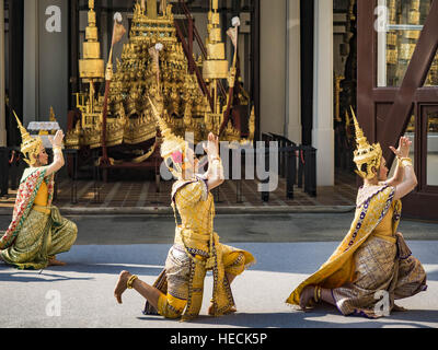 Bangkok, Thaïlande. Dec 19, 2016. Les spectacles de danse classique thaïlandais au cours de la ''Spirit'' apaisement cérémonie tenue pour le Royal chars au Musée National de Bangkok. Les chars seront utilisés pour prendre le corps de Bhumibol Adulyadej, Roi de Thaïlande, et les membres de la Gendarmerie royale cortège funèbre à la crémation site sur Sanam Luang pour Sa Majesté de la crémation. Le crématorium sera décorée avec des créatures mythiques comme le garuda, anges et créatures de la forêt Himmapan. La structure et le bûcher sera un peu plus de 50 mètres de hauteur. © Jack Kurtz/ZUMA/Alamy Fil Live News Banque D'Images