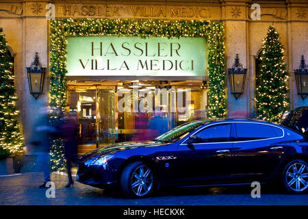 Entrée de l'hôtel Hassler Villa Medici à l'heure de Noël. Extérieur luxueux de l'hôtel la nuit. Rome, Italie, Europe, Union européenne, UE. Banque D'Images