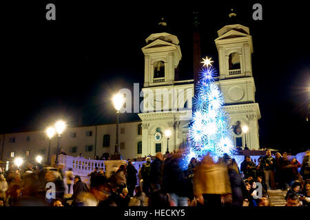 Arbre de Noël, offert par Bulgari; à la place d'Espagne, Trinità dei Monti, Piazza di Spagna. Noël humeur, hiver. Rome, Italie, Europe UE Banque D'Images