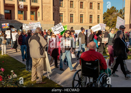 Phoenix, Arizona, USA. 19 Décembre, 2016. Rassemblement des manifestants à l'extérieur de l'Arizona State Capitol avant le vote du collège électoral. En dépit des protestations, les onze électeurs ont exercé leur droit de vote conformément à la voix de l'Arizona. © Jennifer Mack/Alamy Live News Banque D'Images