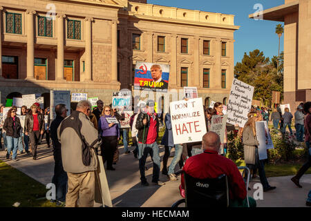 Phoenix, Arizona, USA. 19 Décembre, 2016. Rassemblement des manifestants à l'extérieur de l'Arizona State Capitol avant le vote du collège électoral. En dépit des protestations, les onze électeurs ont exercé leur droit de vote conformément à la voix de l'Arizona. © Jennifer Mack/Alamy Live News Banque D'Images