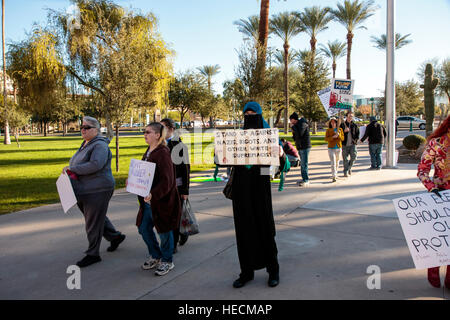 Phoenix, Arizona, USA. 19 Décembre, 2016. Rassemblement des manifestants à l'extérieur de l'Arizona State Capitol avant le vote du collège électoral. En dépit des protestations, les onze électeurs ont exercé leur droit de vote conformément à la voix de l'Arizona. © Jennifer Mack/Alamy Live News Banque D'Images