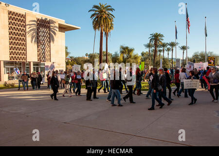 Phoenix, Arizona, USA. 19 Décembre, 2016. Rassemblement des manifestants à l'extérieur de l'Arizona State Capitol avant le vote du collège électoral. En dépit des protestations, les onze électeurs ont exercé leur droit de vote conformément à la voix de l'Arizona. © Jennifer Mack/Alamy Live News Banque D'Images