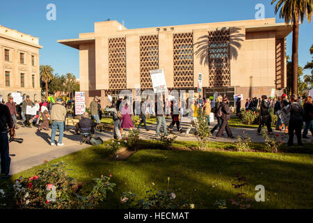 Phoenix, Arizona, USA. 19 Décembre, 2016. Rassemblement des manifestants à l'extérieur de l'Arizona State Capitol avant le vote du collège électoral. En dépit des protestations, les onze électeurs ont exercé leur droit de vote conformément à la voix de l'Arizona. © Jennifer Mack/Alamy Live News Banque D'Images