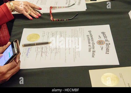 Phoenix, Arizona, USA. 19 Décembre, 2016. Grands électeurs voter pour Donald Trump au cours de la réunion du collège électoral à l'Arizona State Capitol. Malgré les protestations à l'extérieur de l'immeuble, les onze électeurs ont exercé leur droit de vote conformément à la voix de l'Arizona. © Jennifer Mack/Alamy Live News Banque D'Images