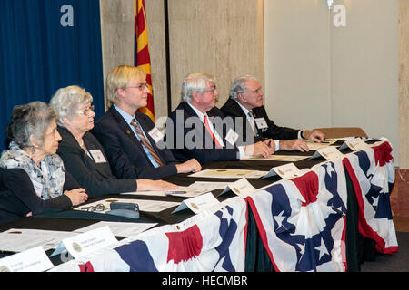 Phoenix, Arizona, USA. 19 Décembre, 2016. Grands électeurs voter pour Donald Trump au cours de la réunion du collège électoral à l'Arizona State Capitol. Malgré les protestations à l'extérieur de l'immeuble, les onze électeurs ont exercé leur droit de vote conformément à la voix de l'Arizona. © Jennifer Mack/Alamy Live News Banque D'Images