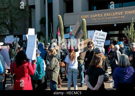 Phoenix, Arizona, USA. 19 Décembre, 2016. Rassemblement des manifestants à l'extérieur de l'Arizona State Capitol après le vote du collège électoral. En dépit des protestations, les onze électeurs ont exercé leur droit de vote conformément à la voix de l'Arizona. © Jennifer Mack/Alamy Live News Banque D'Images