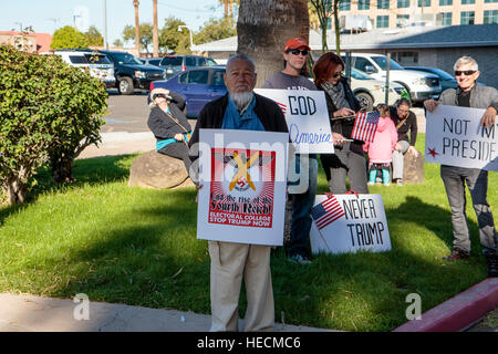 Phoenix, Arizona, USA. 19 Décembre, 2016. Rassemblement des manifestants à l'extérieur de l'Arizona State Capitol après le vote du collège électoral. En dépit des protestations, les onze électeurs ont exercé leur droit de vote conformément à la voix de l'Arizona. © Jennifer Mack/Alamy Live News Banque D'Images