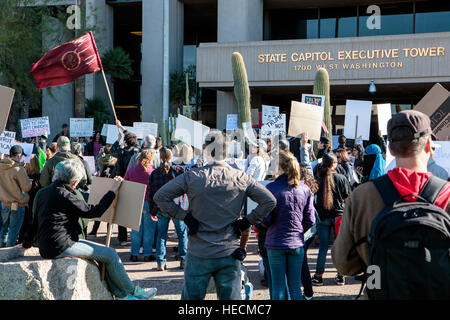 Phoenix, Arizona, USA. 19 Décembre, 2016. Rassemblement des manifestants à l'extérieur de l'Arizona State Capitol après le vote du collège électoral. En dépit des protestations, les onze électeurs ont exercé leur droit de vote conformément à la voix de l'Arizona. © Jennifer Mack/Alamy Live News Banque D'Images