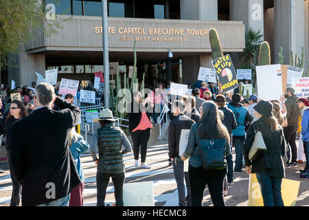 Phoenix, Arizona, USA. 19 Décembre, 2016. Rassemblement des manifestants à l'extérieur de l'Arizona State Capitol après le vote du collège électoral. En dépit des protestations, les onze électeurs ont exercé leur droit de vote conformément à la voix de l'Arizona. © Jennifer Mack/Alamy Live News Banque D'Images