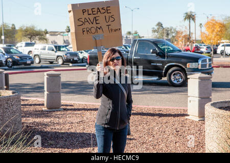 Phoenix, Arizona, USA. 19 Décembre, 2016. Rassemblement des manifestants à l'extérieur de l'Arizona State Capitol après le vote du collège électoral. En dépit des protestations, les onze électeurs ont exercé leur droit de vote conformément à la voix de l'Arizona. © Jennifer Mack/Alamy Live News Banque D'Images