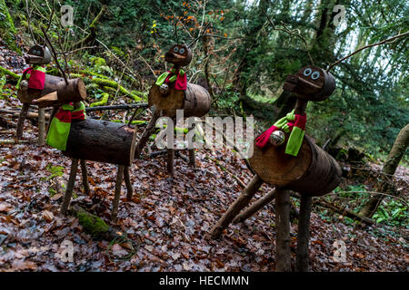 Coleford, Gloucestershire 14h30 le 19 décembre 2016 : Noël Puzzlewood. Les enfants faire des décorations, écrire leurs lettres au Père et lui rendre visite dans la grotte. © David Broadbent/Alamy Live News Banque D'Images