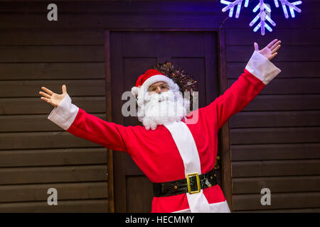 Coleford, Gloucestershire 14h30 le 19 décembre 2016 : Noël Puzzlewood. Les enfants faire des décorations, écrire leurs lettres au Père et lui rendre visite dans la grotte. © David Broadbent/Alamy Live News Banque D'Images