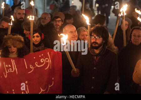 Venise, Italie. 19 Décembre, 2016. Les participants d'assister à une procession aux flambeaux pour protester contre l'explosif à Alep le 19 décembre 2016 à Venise, Italie. Credit : Simone Padovani/éveil/Alamy Live News Banque D'Images