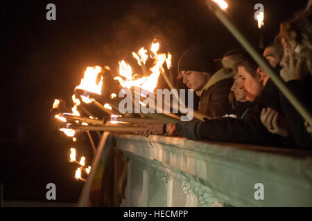 Venise, Italie. 19 Décembre, 2016. Les participants d'assister à une procession aux flambeaux pour protester contre l'explosif à Alep au pont du Rialto, le 19 décembre 2016 à Venise, Italie. Credit : Simone Padovani/éveil/Alamy Live News Banque D'Images