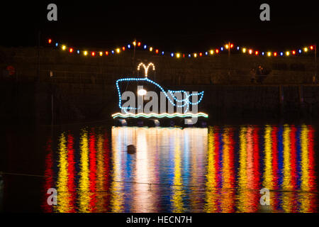 Mousehole, Cornwall, UK. 19 décembre 2016. Le port Mousehole lumières étaient éteintes pour une heure ce soir comme une marque de respect pour l'embarcation de Penlee catastrophe 1981, où l'équipage de 8 De Mousehole tragiquement perdu la vie, comme l'a fait l'équipage et les passagers de l'Union européenne MV Star qui ils étaient sortis à resuce. Crédit : Simon Maycock/Alamy Live News Banque D'Images