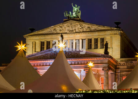 Berlin, Allemagne, 19 décembre 2016. Weihnachtszauber marché à la Gendarmenmarkt. Marché de Noël au centre de Berlin similaire à celle à Breitscheidplatz qui a été touché par une éventuelle attaque terroriste ce soir. Bailey-Cooper Photo Photography/Alamy Live News Banque D'Images