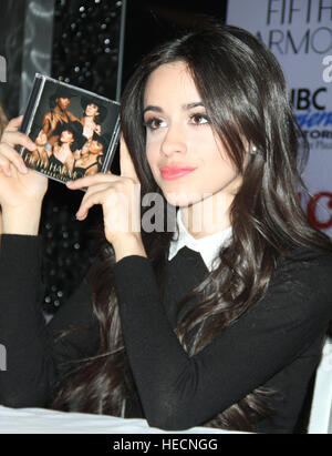 Février 03, 2015 : Camila Cabello (cinquième harmonie) à rencontrer et accueillir de nouveau CD Sledgehammer au NBC Experience Store à New York. Credit:RW/Mediapunch Banque D'Images