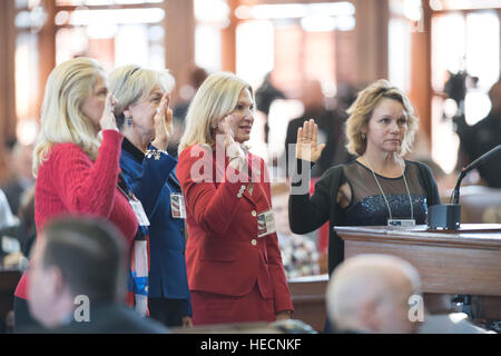 Austin, Texas, États-Unis. Dec 19, 2016. Les électeurs du Texas aux États-Unis Collège électoral réunit à la Texas Capitol à voter pour le Président Donald Trump et le vice-président Mike Pence. Des centaines de manifestants ont scandé à l'extérieur de la capitale durant le vote. Credit : Bob Daemmrich/Alamy Live News Banque D'Images