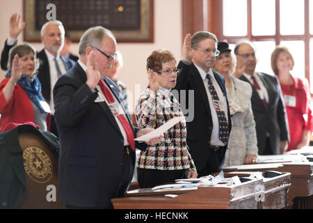 Austin, Texas, États-Unis. Dec 19, 2016. Les électeurs du Texas aux États-Unis Collège électoral réunit à la Texas Capitol à voter pour le Président Donald Trump et le vice-président Mike Pence. Des centaines de manifestants ont scandé à l'extérieur de la capitale durant le vote. Credit : Bob Daemmrich/Alamy Live News Banque D'Images