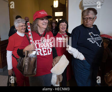 Austin, Texas, États-Unis. Dec 19, 2016. Les partisans d'atout pour entrer dans la maison d'attente des représentants galerie où les électeurs du Texas aux États-Unis Collège électoral réunit à la Texas Capitol à voter pour le Président Donald Trump et le vice-président Mike Pence. Des centaines de manifestants ont scandé à l'extérieur de la capitale durant le vote. Credit : Bob Daemmrich/Alamy Live News Banque D'Images