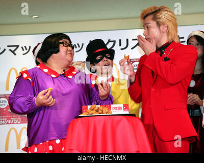 Tokyo, Japon. Dec 19, 2016. Les comédiens japonais Super érable alliage, Natsu Ando (L) avec Kazlaser (R) pose et Dandy Sakano manger des nuggets de poulet qu'ils fréquentent McDonald's Japon campagne de Noël à Tokyo le lundi 19 décembre 2016. La chaîne hamberger aura 33  % de rabais pour la vente nuggets de poulet à 23 au 25 décembre. © Yoshio Tsunoda/AFLO/Alamy Live News Banque D'Images