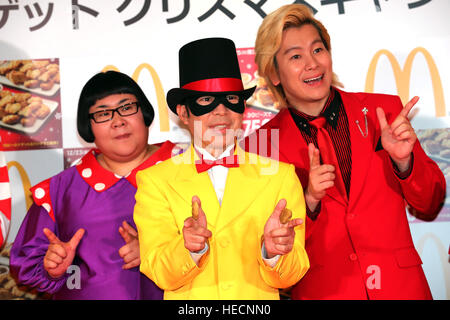 Tokyo, Japon. Dec 19, 2016. Les comédiens japonais Super érable alliage, Natsu Ando (L) avec Kazlaser (R) pose avec Dandy Sakano comme ils fréquentent McDonald's Japon campagne de Noël à Tokyo le lundi 19 décembre 2016. La chaîne hamberger aura 33  % de rabais pour la vente nuggets de poulet à 23 au 25 décembre. © Yoshio Tsunoda/AFLO/Alamy Live News Banque D'Images