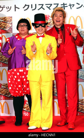 Tokyo, Japon. Dec 19, 2016. Les comédiens japonais Super érable alliage, Natsu Ando (L) avec Kazlaser (R) pose avec Dandy Sakano comme ils fréquentent McDonald's Japon campagne de Noël à Tokyo le lundi 19 décembre 2016. La chaîne hamberger aura 33  % de rabais pour la vente nuggets de poulet à 23 au 25 décembre. © Yoshio Tsunoda/AFLO/Alamy Live News Banque D'Images