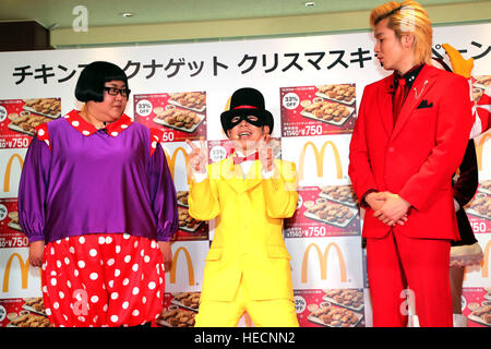 Tokyo, Japon. Dec 19, 2016. Les comédiens japonais Super érable alliage, Natsu Ando (L) avec Kazlaser (R) pose avec Dandy Sakano comme ils fréquentent McDonald's Japon campagne de Noël à Tokyo le lundi 19 décembre 2016. La chaîne hamberger aura 33  % de rabais pour la vente nuggets de poulet à 23 au 25 décembre. © Yoshio Tsunoda/AFLO/Alamy Live News Banque D'Images