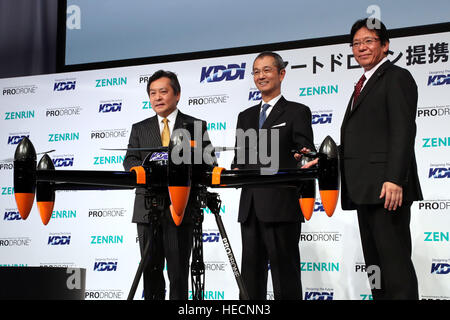 Tokyo, Japon. Dec 19, 2016. (L-R) d'affaires japonais société Prodrone drone président Masakazu Kono, géant des télécommunications japonais KDDI Yasuhide exécutif Yamamoto et cartographe japonais Hideyuki Fujisawa exécutif Zenrin annoncent qu'ils collaboreront pour lancer business service drone lors d'une conférence de presse à Tokyo le lundi 19 décembre 2016. KDDI a investi à l'Prodrone et ils s'attendent à ce que l'aide au démarrage des services de communication mobile vague l'année prochaine. © Yoshio Tsunoda/AFLO/Alamy Live News Banque D'Images