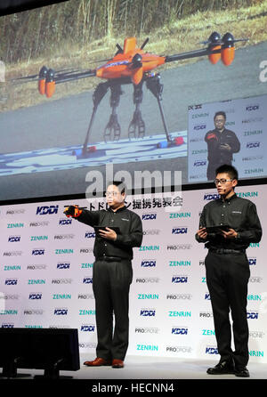 Tokyo, Japon. Dec 19, 2016. Les employés de la compagnie japonaise drone démontrer la commande à distance de la communication mobile à l'aide de drones réseau comme Prodrone, géant des télécommunications japonais KDDI et cartographe japonais Zenrin collaboreront pour lancer business service drone lors d'une conférence de presse à Tokyo le lundi 19 décembre 2016. KDDI a investi à l'Prodrone et ils s'attendent à ce que l'aide au démarrage des services de communication mobile vague l'année prochaine. © Yoshio Tsunoda/AFLO/Alamy Live News Banque D'Images