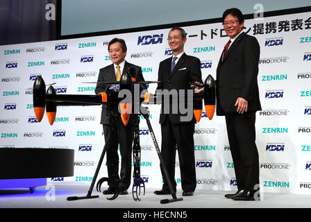 Tokyo, Japon. Dec 19, 2016. (L-R) d'affaires japonais société Prodrone drone président Masakazu Kono, géant des télécommunications japonais KDDI Yasuhide exécutif Yamamoto et cartographe japonais Hideyuki Fujisawa exécutif Zenrin annoncent qu'ils collaboreront pour lancer business service drone lors d'une conférence de presse à Tokyo le lundi 19 décembre 2016. KDDI a investi à l'Prodrone et ils s'attendent à ce que l'aide au démarrage des services de communication mobile vague l'année prochaine. © Yoshio Tsunoda/AFLO/Alamy Live News Banque D'Images