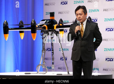 Tokyo, Japon. Dec 19, 2016. Société Prodrone drone d'affaires japonais Masakazu président annonce Prodrone Kono, géant des télécommunications japonais KDDI et cartographe japonais Zenrin collaboreront pour lancer business service drone lors d'une conférence de presse à Tokyo le lundi 19 décembre 2016. KDDI a investi à l'Prodrone et ils s'attendent à ce que l'aide au démarrage des services de communication mobile vague l'année prochaine. © Yoshio Tsunoda/AFLO/Alamy Live News Banque D'Images