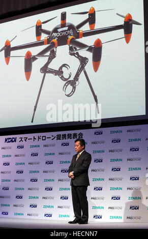 Tokyo, Japon. Dec 19, 2016. Société Prodrone drone d'affaires japonais Masakazu président annonce Prodrone Kono, géant des télécommunications japonais KDDI et cartographe japonais Zenrin collaboreront pour lancer business service drone lors d'une conférence de presse à Tokyo le lundi 19 décembre 2016. KDDI a investi à l'Prodrone et ils s'attendent à ce que l'aide au démarrage des services de communication mobile vague l'année prochaine. © Yoshio Tsunoda/AFLO/Alamy Live News Banque D'Images