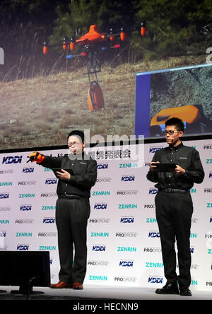 Tokyo, Japon. Dec 19, 2016. Les employés de la compagnie japonaise drone démontrer la commande à distance de la communication mobile à l'aide de drones réseau comme Prodrone, géant des télécommunications japonais KDDI et cartographe japonais Zenrin collaboreront pour lancer business service drone lors d'une conférence de presse à Tokyo le lundi 19 décembre 2016. KDDI a investi à l'Prodrone et ils s'attendent à ce que l'aide au démarrage des services de communication mobile vague l'année prochaine. © Yoshio Tsunoda/AFLO/Alamy Live News Banque D'Images