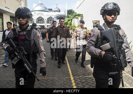 Jakarta, Indonésie. 18Th Oct, 2016. Basuki Tjahaja Purnama Gouverneur de Jakarta (C) est escorté par des policiers anti-terroristes comme il quitte le tribunal du district nord de Jakarta à Jakarta, Indonésie, le 20 décembre 2016. Basuki a été accusé d'avoir insulté l'Islam dans un discours de campagne électorale. © extérieure/AGUNG RAJASA/Xinhua/Alamy Live News Banque D'Images