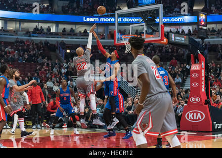 Chicago, USA. 19 décembre 2016. Les taureaux avant (# 22), Taj Gibson, tente un tir pendant les Chicago Bulls vs Detroit Pistons match au United Center de Chicago. Score final - Detroit pistons 82, les Chicago Bulls 113. © Stephen Chung / Alamy Live News Banque D'Images