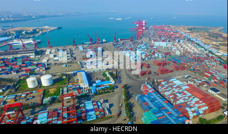 Haikou, Haikou, Chine. Dec 19, 2016. Haikou, Chine 19 décembre 2016 : (usage éditorial uniquement. Chine OUT) .les conteneurs à un quai à Haikou, capitale de la province de Hainan en Chine du sud, le 19 décembre 2016. © SIPA Asie/ZUMA/Alamy Fil Live News Banque D'Images