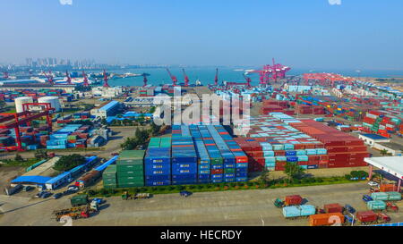 Haikou, Haikou, Chine. Dec 19, 2016. Haikou, Chine 19 décembre 2016 : (usage éditorial uniquement. Chine OUT) .les conteneurs à un quai à Haikou, capitale de la province de Hainan en Chine du sud, le 19 décembre 2016. © SIPA Asie/ZUMA/Alamy Fil Live News Banque D'Images