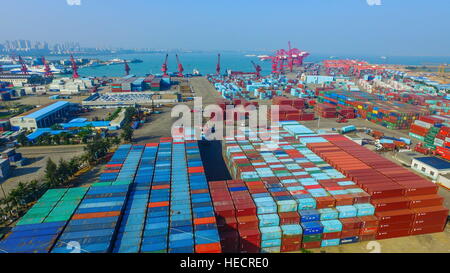 Haikou, Haikou, Chine. Dec 19, 2016. Haikou, Chine 19 décembre 2016 : (usage éditorial uniquement. Chine OUT) .les conteneurs à un quai à Haikou, capitale de la province de Hainan en Chine du sud, le 19 décembre 2016. © SIPA Asie/ZUMA/Alamy Fil Live News Banque D'Images