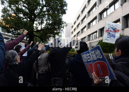 Tokyo, Japon. 18Th Oct, 2016. Les gens crient des slogans contre la décision de la cour supérieure à l'extérieur de l'édifice du Japon à Tokyo, Japon, le 20 décembre 2016. La cour du Japon le mardi a confirmé une décision du tribunal inférieur en faveur de l'intention du gouvernement de transférer une base aérienne du Corps des Marines des États-Unis au sein de la préfecture de l'île d'Okinawa, en dépit du peuple local exige que la base américaine soit déplacé en dehors de la préfecture. © Ma Ping/Xinhua/Alamy Live News Banque D'Images